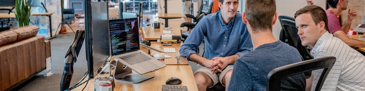 现代化政府办公环境与团队协作场景