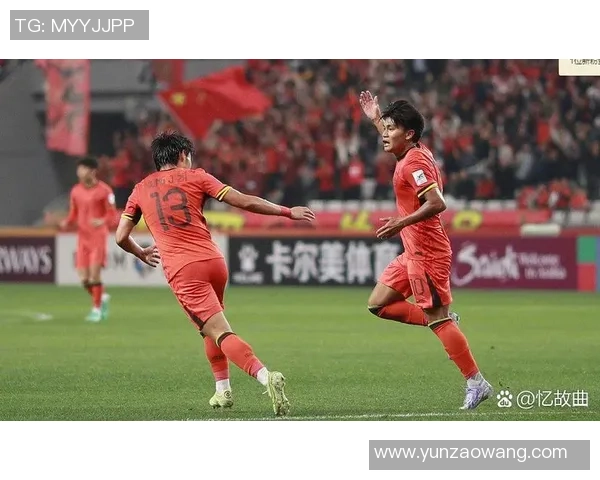 球星意外捡起足球瞬间展现真实反应引发球迷热议