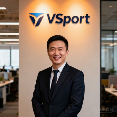 VSport创始人张磊的商务肖像照,穿着深色西装面带微笑站在公司logo墙前,背景可见开放式办公区